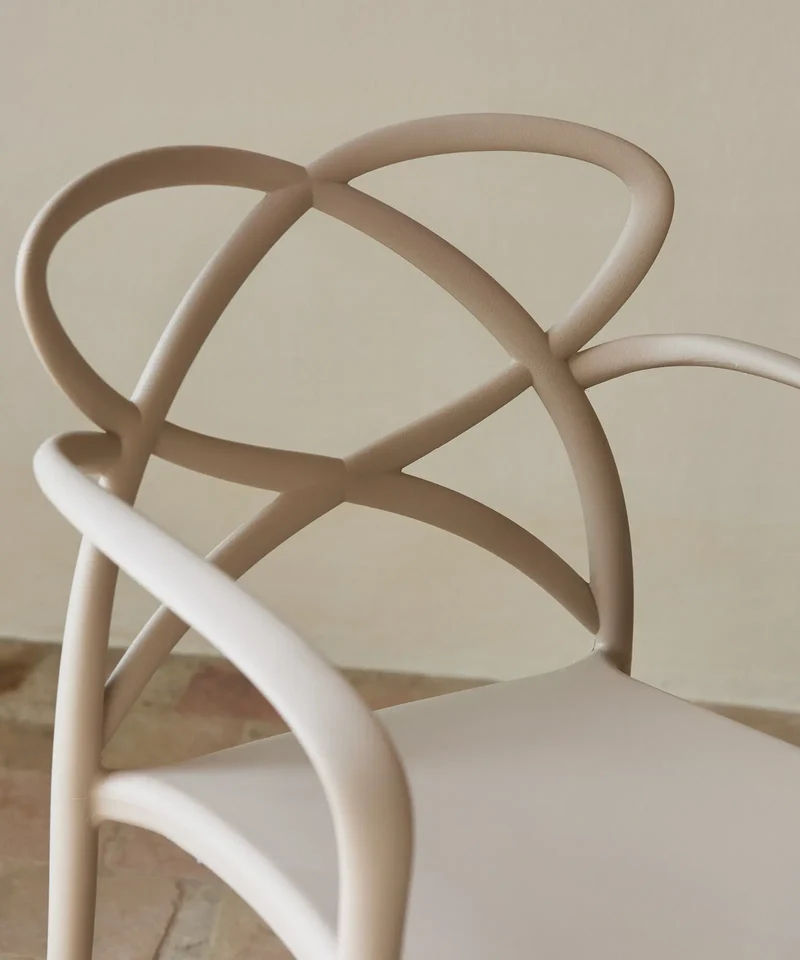 Silla de Polipropileno con Reposabrazos Maestro Arms