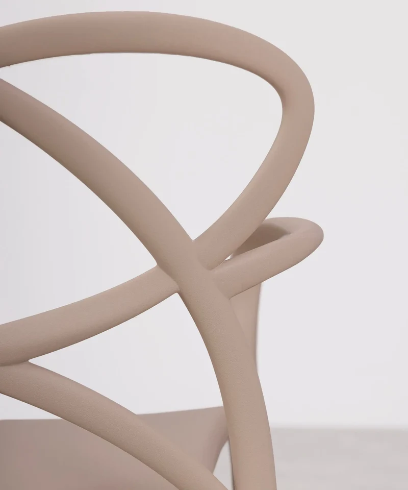 Silla de Polipropileno con Reposabrazos Maestro Arms