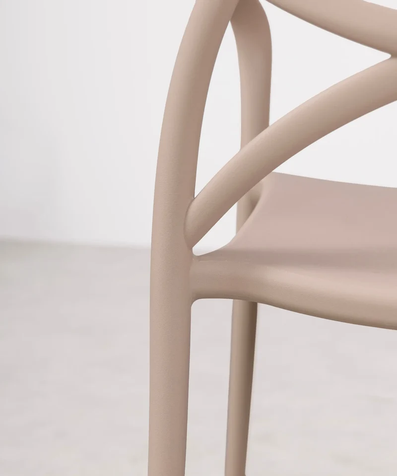 Silla de Polipropileno con Reposabrazos Maestro Arms