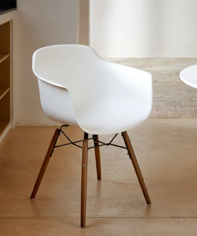 Silla de Polipropileno y Madera con Reposabrazos Elon Arms