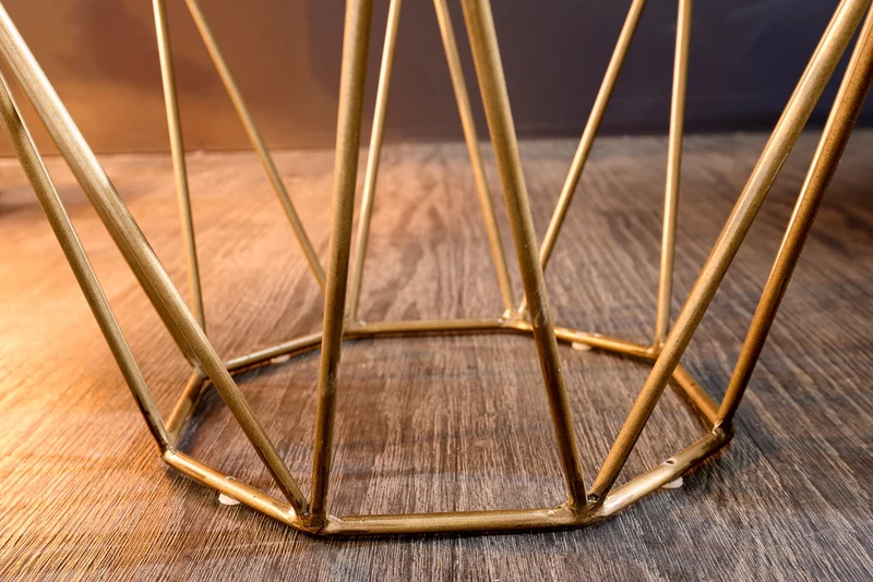 Table d'appoint abstraite DIAMOND 50cm bois massif d'acacia naturel structure métal laiton