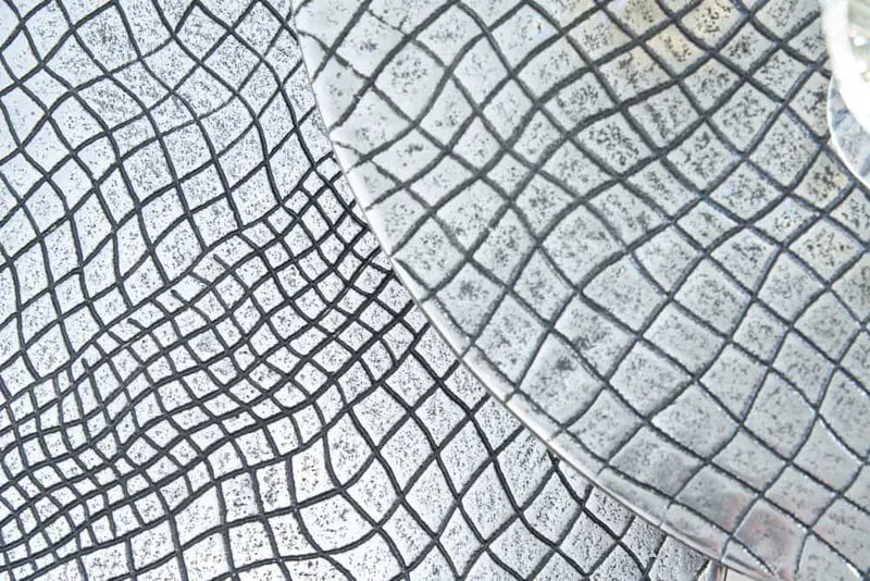 Ensemble de 2 tables d'appoint rondes ELEMENTS 50cm argent antique design crocodile fait main