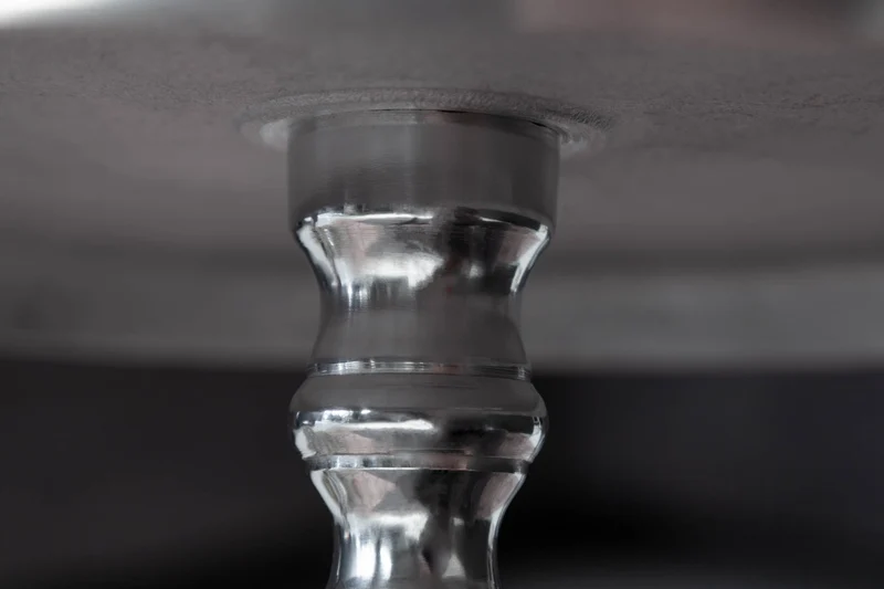 Élégante table d'appoint SAVOY 55cm argent poli trépied avec plateau rond