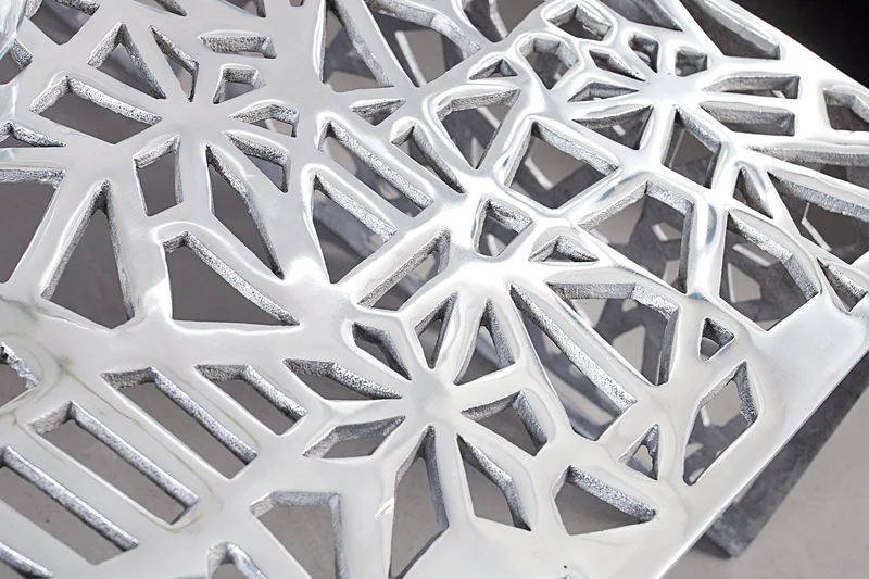 Table basse artisanale ABSTRACT 60cm en aluminium couleur argent au design Gap