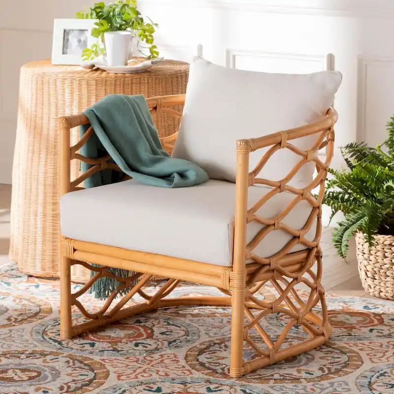 Fauteuil en rotin couleur miel clair bohème