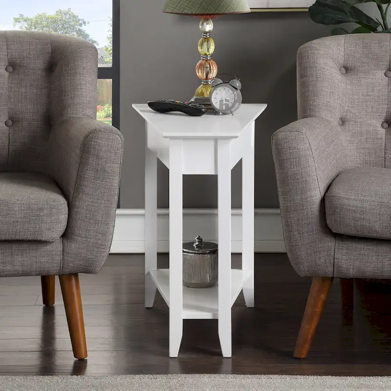Table d'appoint traditionnelle en forme de coin avec étagères
