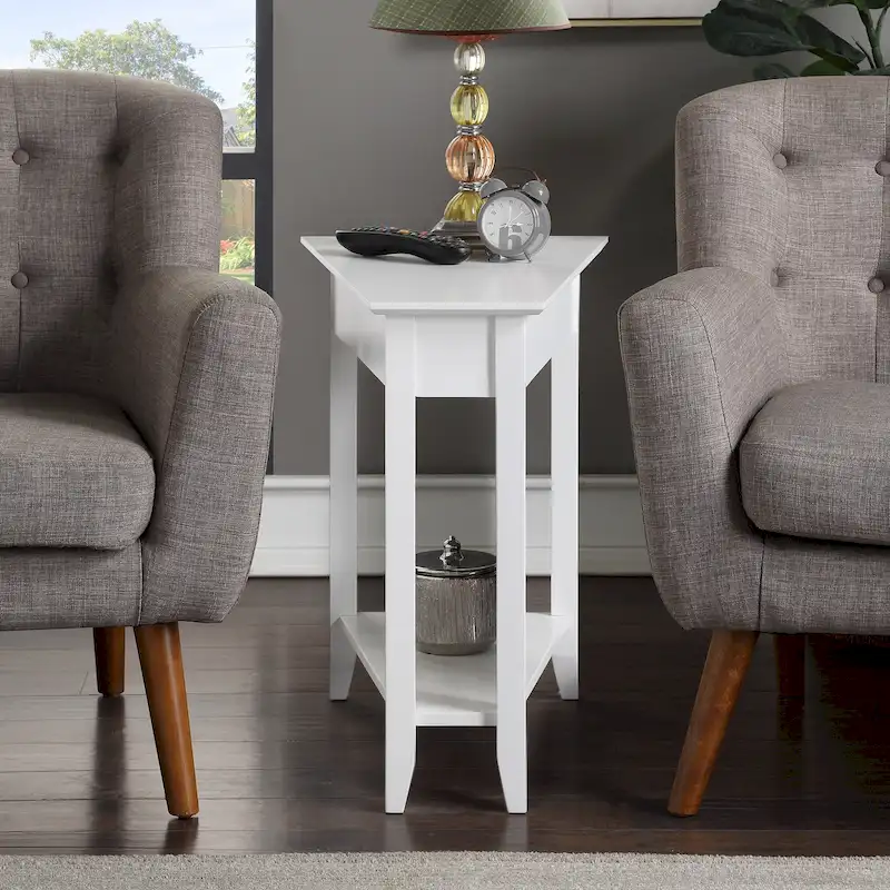 Table d'appoint traditionnelle en forme de coin avec étagères
