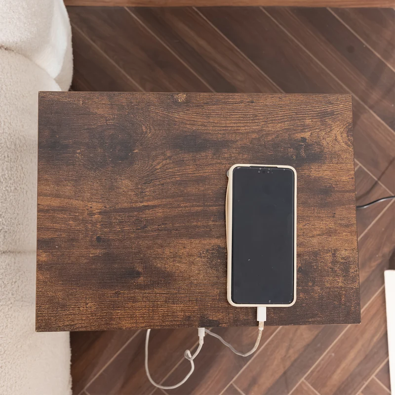 Table d'appoint/Bout de canapé design industriel en bois marron vintage et métal noir avec double plateau et ports USB intégrés - OAKHAM