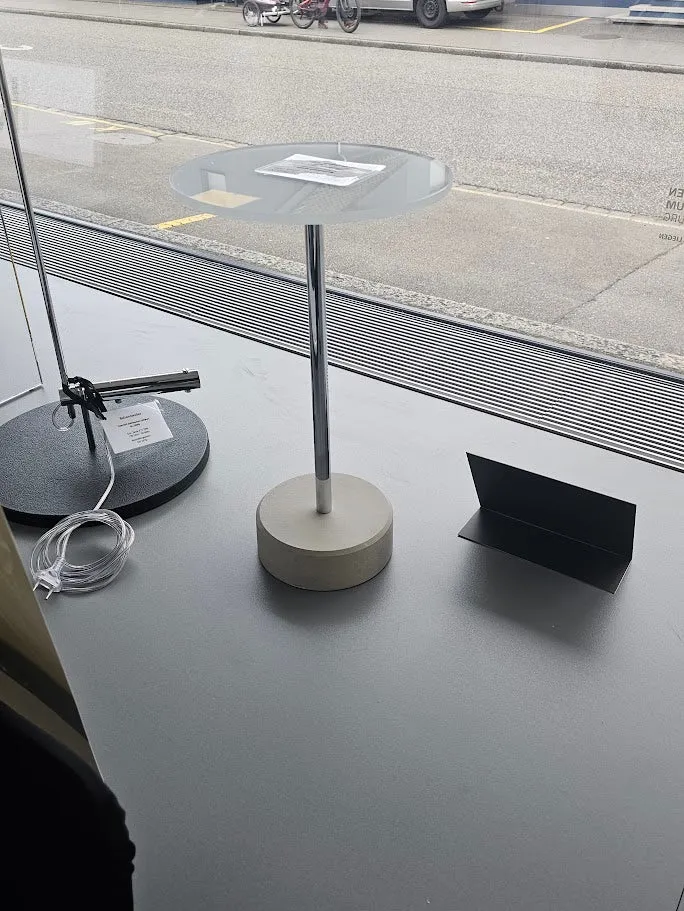Dreieck Design GLASBEISTELLTISCHE ROTON mit Betonfuss