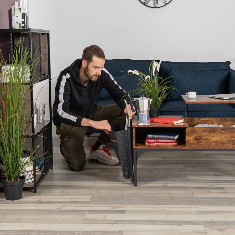 Table basse relevable style industriel avec rangement caché, plateau élévateur et pochette latérale, bois vintage et métal noir - ZOLA