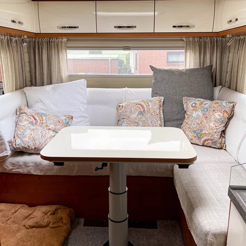 Plateau de table librement configurable pour camping-cars, caravanes, campeurs