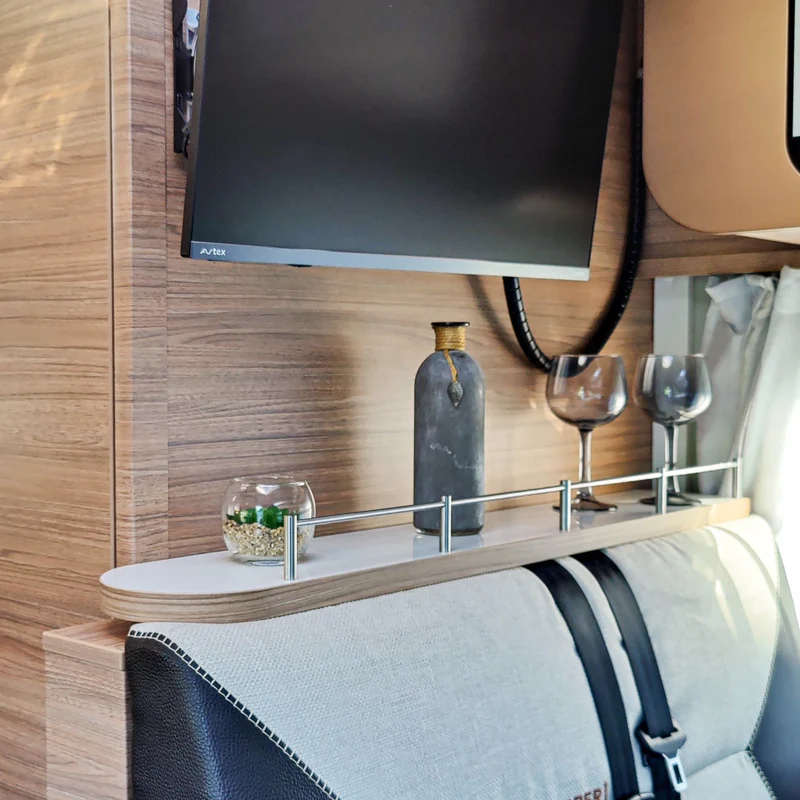 Tablette de rangement pour Knaus avec banquette au niveau de la salle d'eau