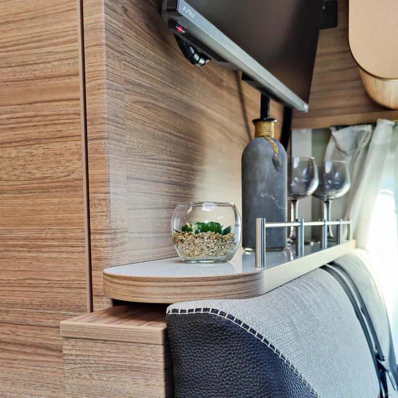 Tablette de rangement pour Knaus avec banquette au niveau de la salle d'eau