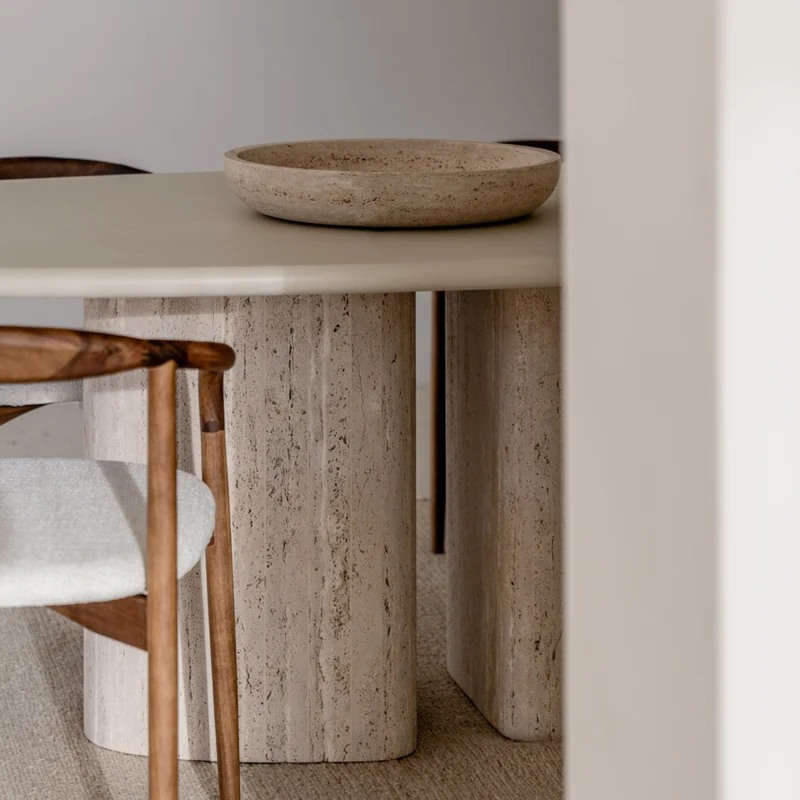 Ovale Eettafel Zira - Wit Travertijn poot - Microskin blad - Latte - 260 cm