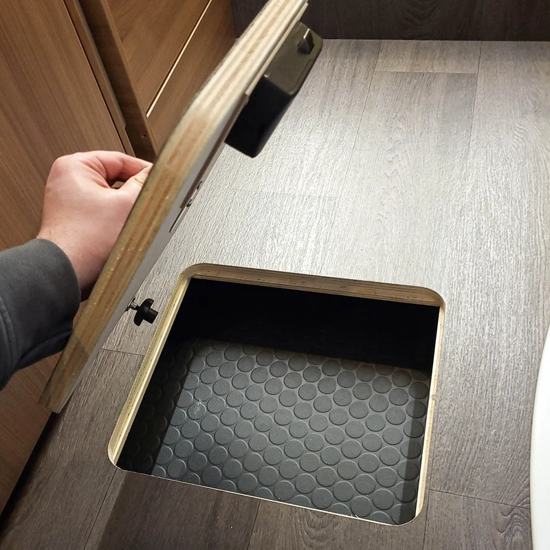 Système de fermeture pour la trappe de plancher dans le camping-car
