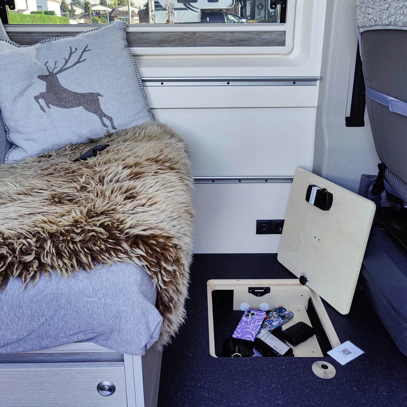 Système de fermeture pour la trappe de plancher dans le camping-car