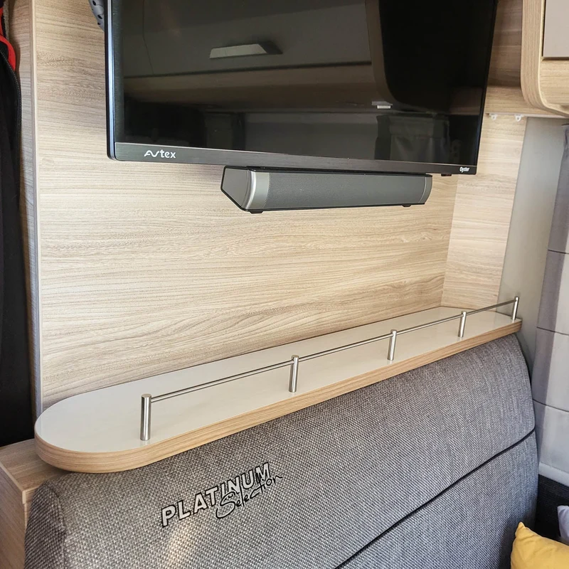 Tablette de rangement pour les modèles Knaus à partir de 2021/2022 avec passage de câbles incliné