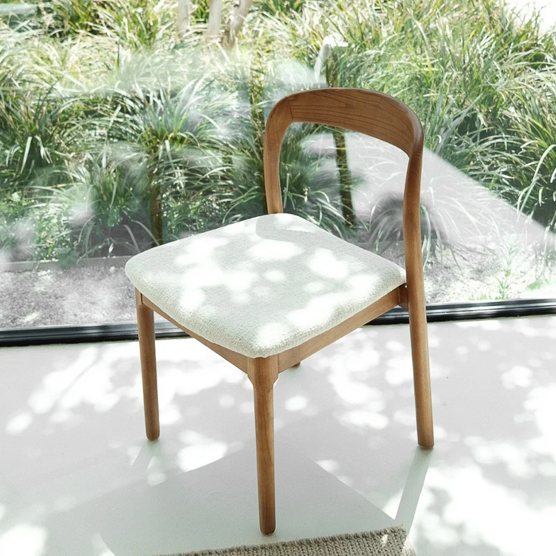Eetkamerstoel Chale - H76.5 cm - Licht Walnoot - Ivory bouclé Weave